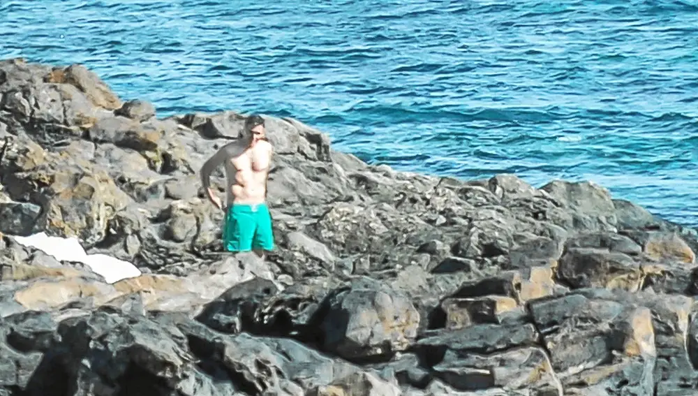 El presidente del Gobierno, Pedro Sánchez, luce un bañador verde antes de darse un cortísimo chapuzón en las aguas de Lanzarote próximas a la residencia palacio de La Mareta