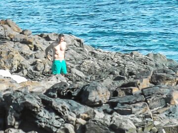 El presidente del Gobierno, Pedro S&aacute;nchez, luce un ba&ntilde;ador verde antes de darse un cort&iacute;simo chapuz&oacute;n en las aguas de Lanzarote pr&oacute;ximas a la residencia palacio de La Mareta