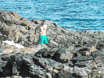 El presidente del Gobierno, Pedro Sánchez, luce un bañador verde antes de darse un cortísimo chapuzón en las aguas de Lanzarote próximas a la residencia palacio de La Mareta El presidente del Gobierno, Pedro Sánchez, luce un bañador verde antes de darse un cortísimo chapuzón en las aguas de Lanzarote próximas a la residencia palacio de La Mareta