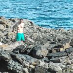 El presidente del Gobierno, Pedro Sánchez, luce un bañador verde antes de darse un cortísimo chapuzón en las aguas de Lanzarote próximas a la residencia palacio de La Mareta
