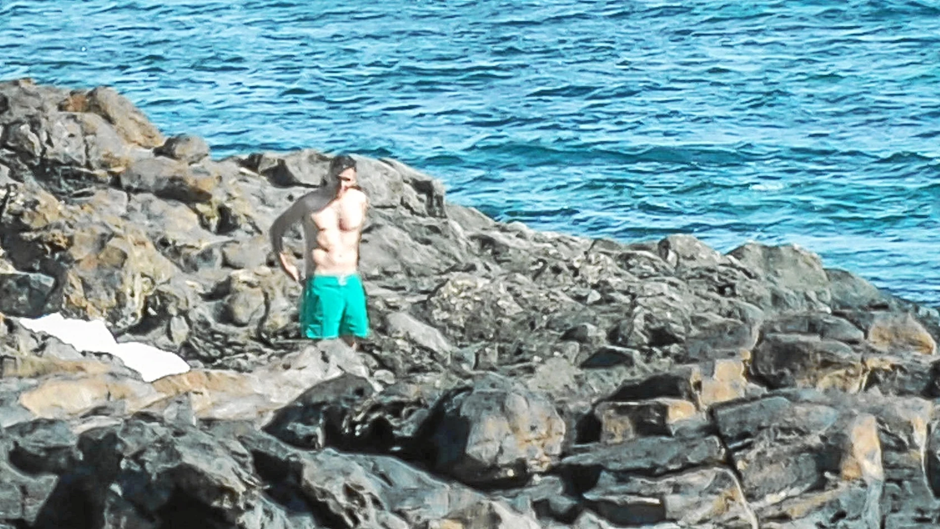 El presidente del Gobierno, Pedro Sánchez, luce un bañador verde antes de darse un cortísimo chapuzón en las aguas de Lanzarote próximas a la residencia palacio de La Mareta