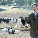 El líder el PP, Pablo Casado, visitó ayer una explotación ganadera en la localidad abulense de Las Navas del Marqués / PP