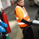 Vehículo repostando en una gasolinera