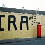 Un grafiti pintado sobre uno previo en la fronteriza localidad de Londonderry / Reuters