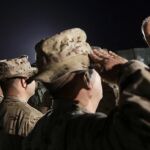 Pedro Morenés saluda a tropas españolas en la base "Gran Capitán"de Besmayah, en Irak, el pasado mes de diciembre.