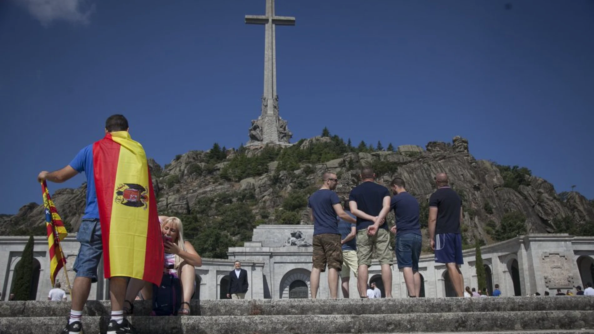 Los Franco amenazan con denunciar a Sánchez por profanar tumbas