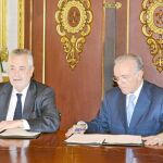 José Antonio Griñán e Isidro Fainé, ayer durante la firma del acuerdo