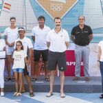 El Rey posa con algunos de los medallistas de los Juegos de Barcelona 92 en vela