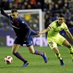 Chumi agarra a Borja Mayoral en el Levante-Barça de la ida de octavos de Copa