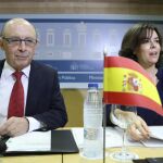 El ministro de Hacienda, Cristóbal Montoro, y la vicepresidenta del Gobierno, Soraya Sáenz de Santamaría, al inicio de la reunión del Consejo de Política Fiscal y Financiera (CPFF)