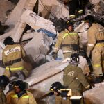 Los servicios de emergencia rusos buscan entre los escombros del edificio posible supervivientes. (AP Photo/Maxim Shmakov)