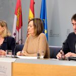La portavoz del Gobierno Herrera, Milagros Marcos, junto con los consejeros Pilar del Olmo y Juan Carlos Suárez-Quiñones, en la rueda de prensa posterior al Consejo de Gobierno