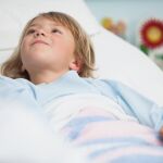 Reflexoterapia aplicada a niños con cáncer en la planta del Hospital Sant Joan de Dèu de Barcelona
