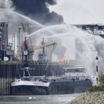 Bomberos intentan apagar las llamas en el recinto de la compañía Basf en Ludwigshafen (Alemania).