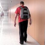 Óscar ya puede pasear sin cansarse y practica bicicleta estática para rehabilitar su cuerpo