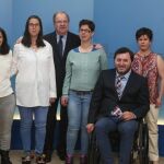 El presidente Juan Vicente Herrera, la consejera Alicia García y el presidente de Cermi, Francisco Sardón, junto a los cinco nuevos empleados públicos / Dos Santos