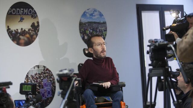 El secretario de Organización de Podemos, Pablo Echenique, durante la rueda de prensa que ha ofrecido hoy en Zaragoza.