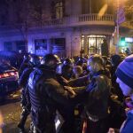 Los Mossos intentan que los manifestantes ni lleguen a la Delegación del Gobierno