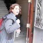 Esquiva, alterada, incómoda... Sobran los adjetivos para explicar cómo se mostró Ada Colau ante los fotógrafos que querían captar su llegada al Ateneo de Madrid.