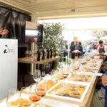 El acto fue conducido por Michi Primo de Rivera y contó con degustaciones del chef Óscar García (Restaurante Baluarte) y la cata de vinos del master blender Antonio Flores, mientras actuaba el violista Javilín. Además, la cita contó con la intervención de Mauricio González-Gordon, presidente de González Byass / Foto: Manuel Olmedo