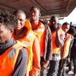 Inmigrantes en el Puerto de Motril. Foto: Efe
