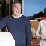El primer ministro italiano acudió con toda su familia a votar en el referéndum constitucional que ha provocado su caída