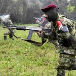 Un grupo de guerrilleros del ELN practica tiro en la selva colombiana