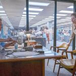 Una escena del filme de Spielberg, con Hanks y Streep como protagonistas. Junto a estas líneas, los verdaderos Ben Bradlee y Kay Graham, a los que los actores dan vida