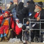 Un grupo de evacuados de la zona rebelde de Alepo