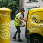 Un trabajador de Correos