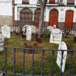 El Saucejo, en Sevilla, colocó 64 lápidas como homenaje a las mujeres asesinadas en el último año en España por violencia de género / Foto: Efe