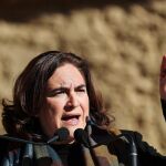 La alcaldesa de la ciudad, Ada Colau, durante el acto central de campaña en Barcelona, donde ha estado acompañara de Xavier Domènech y Pablo Iglesias