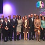 La consejera de Educación, Sonia Gaya, posa junto a los protagonistas de las primeras jornadas andaluzas de FP, celebradas en Sevilla