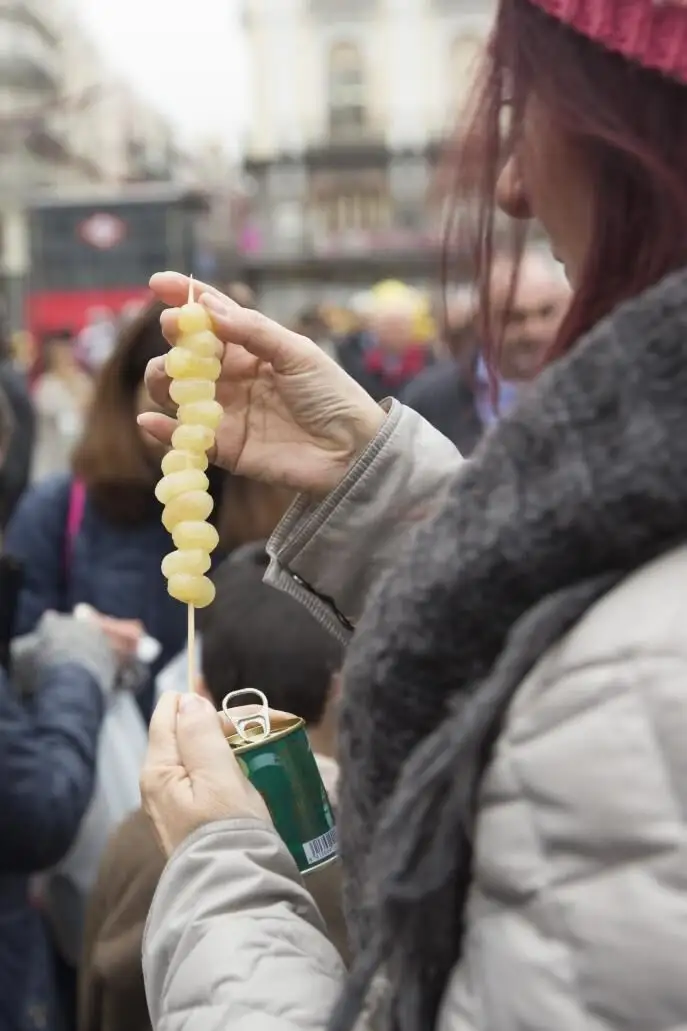 Los españoles celebran la nochevieja tomando las 12 uvas