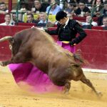 Alejandro Talavante durante la faena a su primer toro durante la corrida de la Feria del Pilar de Zaragoza