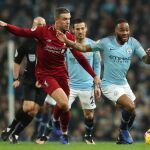Lucha por el balón entre Raheem Sterling y Jordan Herdenson / AP