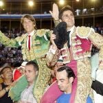 El Cordobés y Rivera Ordóñez, en imagen de archivo, salen a hombros de Alicante