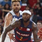 El base estadounidense del FC Barcelona Lassa, Tyrese Rice (delante), marcado por el alero sueco del Real Madrid, Jefferey Taylor, en un momento del partido