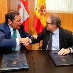 El consejero de Sanidad, Antonio María Sáez Aguado, firma un protocolo de colaboración en el ámbito de los cuidados paliativos con el subdirector general de la Fundación La Caixa, Marc Simón