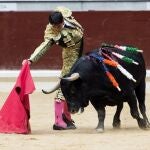 Jiménez Fortes dirige con la diestra la embestida de su oponente