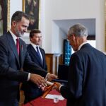 Felipe VI, Gran Maestre de las Órdenes de Santiago, Calatrava, Alcántara y Montesa, entrega al historiador británico John Elliott (d) el Premio Órdenes Españolas. EFE/ Emilio Naranjo
