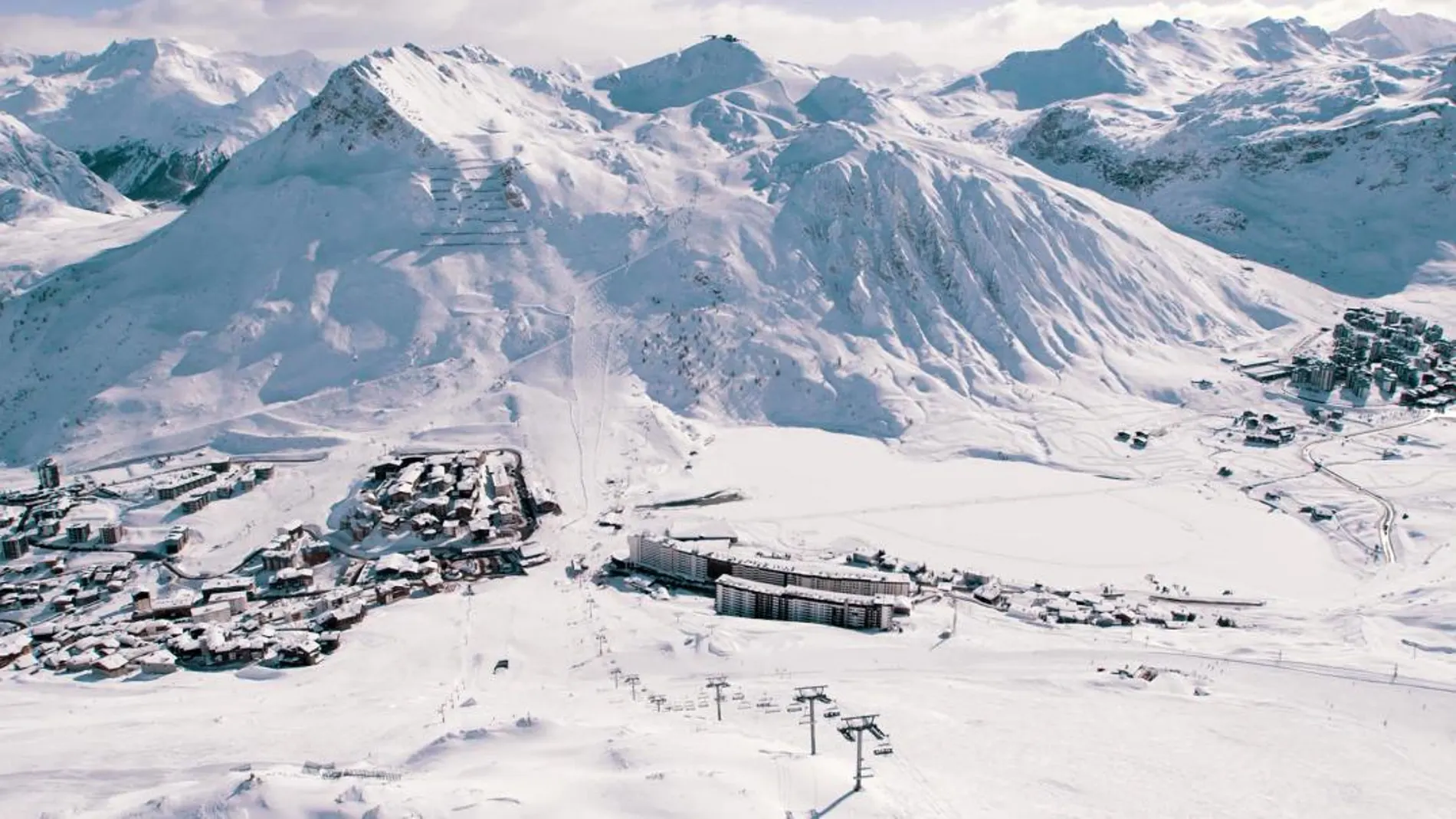 A la izquierda el núcleo de Le Lavachet, Tignes le Lac en el centro y a la derecha Val Claret