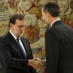 El Rey saluda al reelegido presidente del Gobierno, Mariano Rajoy.