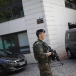 Un soldado cerca del lugar del atropello