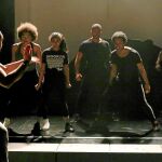 En pleno trabajo José Luis Arellano da instrucciones al elenco de «Gazoline», obra que se estrenará en el Teatro Conde Duque el próximo 25 de abril. Foto: CRISTINA BEJARANO