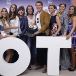 Algunos de los dieciséis participantes de la primera edición de "Operación Triunfo", posan juntos con motivo de la primera reunión pública, quince años después de que se desatara el fenómeno musical