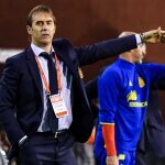Lopetegui siguió el juego desde la banda, donde no paró de dar órdenes