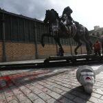 Un busto de piedra de Francisco Franco apareció junto a la estatua ecuestre decapitada del dictador expuesta desde el lunes frente al centro cultural Born de Barcelona