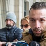El padre de Lucía, la niña asesinada en el triple crimen de la localidad sevillana de Dos Hermanas, junto a su madre, Sandra Capitán, y el novio de ésta Yilmad Giraz apodado “El turco”, el 16 de septiembre del 2017