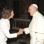 Doña Sofía saluda al Papa en la Capilla de la Piedad poco ante de que el pontífice oficiara la ceremonia de beatificación de la Madre Teresa de Calcuta.